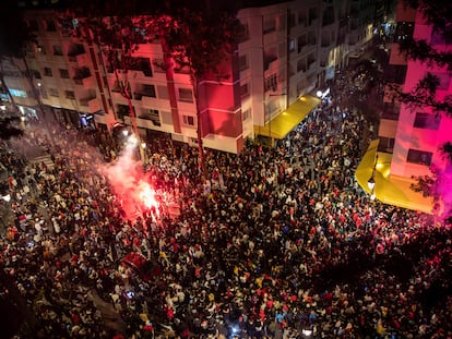 Miles de personas celebran en las calles de Rabat el paso de Marruecos a los cuartos del Mundial de Qatar.