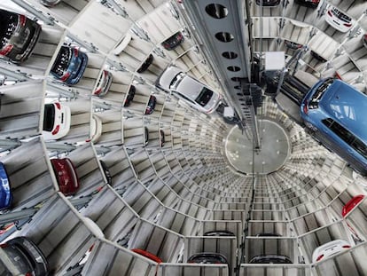 Visión cenital de varios coches Volkswagen (VW) aparcados en una torre de la planta de VW en Wolfsburgo, Alemania.