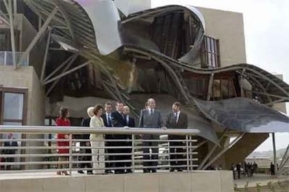 El rey Juan Carlos, acompañado del <i>lehendakari</i> Juan José Ibarretxe y otras autoridades, inauguró en Elciego la  bodega de Marqués de Riscal.