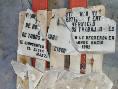 Restos de la placa en homenaje a Largo Caballero en un almacén en Vicálvaro, Madrid.