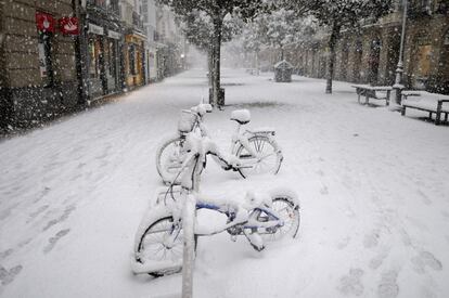 La calle Dato de Vitoria completamente nevada.