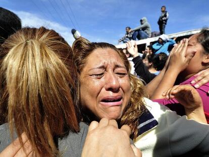 Familiares de reos del penal lloran ante la falta de noticias de sus parientes