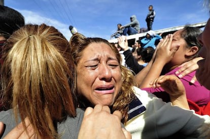 Familiares de reos del penal lloran ante la falta de noticias de sus parientes