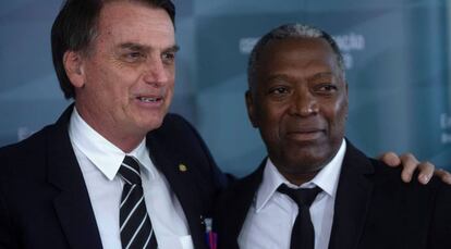 Bolsonaro e o soldado Celso Morais. O presidente eleito foi condecorado pelo Exército por ter resgatado Morais quando os dois serviam, em 1978.