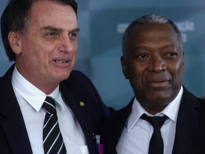 Bolsonaro e o soldado Celso Morais. O presidente eleito foi condecorado pelo Exército por ter resgatado Morais quando os dois serviam, em 1978.