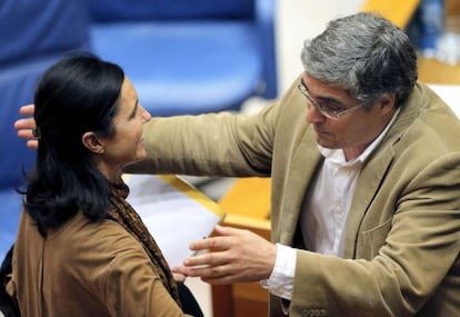 Aymerich se despide de la presidenta del Parlamento, Pilar Rojo 
