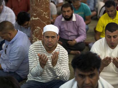 Creyentes musulmanes rezan por las víctimas de los atentados.