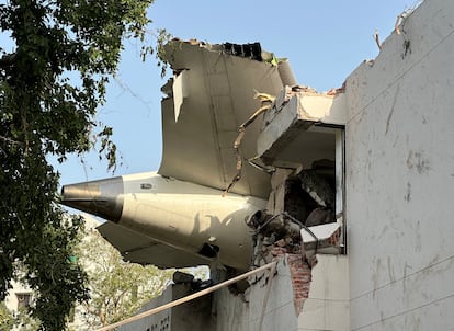 La cola de un avión Boeing 787 Dreamliner de Air India que se estrelló.