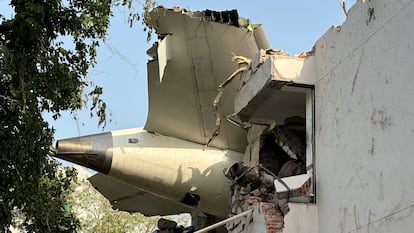 La cola de un avión Boeing 787 Dreamliner de Air India que se estrelló.