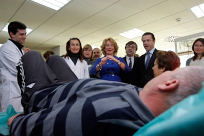 La presidenta de la Comunidad de Madrid, durante su visita al centro de salud de Arganda.