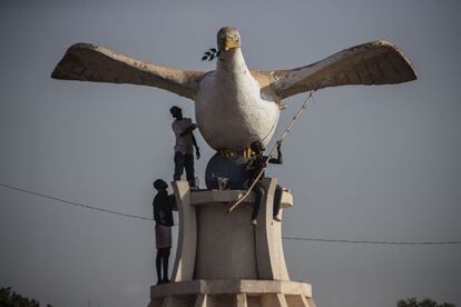 Un grupo de trabajadores pintan una paloma de la paz en una rotonda, en Bangui (República Centroafricana).