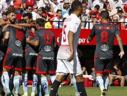 Los jugadores del Celta celebran el gol de Nolito.