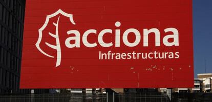 Logotipo de la empresa Acciona en el barrio en Madrid