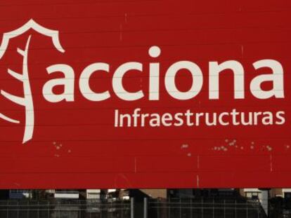 Logotipo de la empresa Acciona en el barrio en Madrid