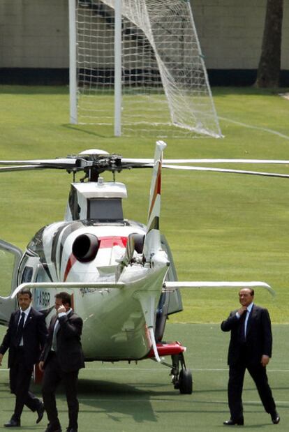 Silvio Berlusconi llega ayer al campo de entrenamiento del Milan.
