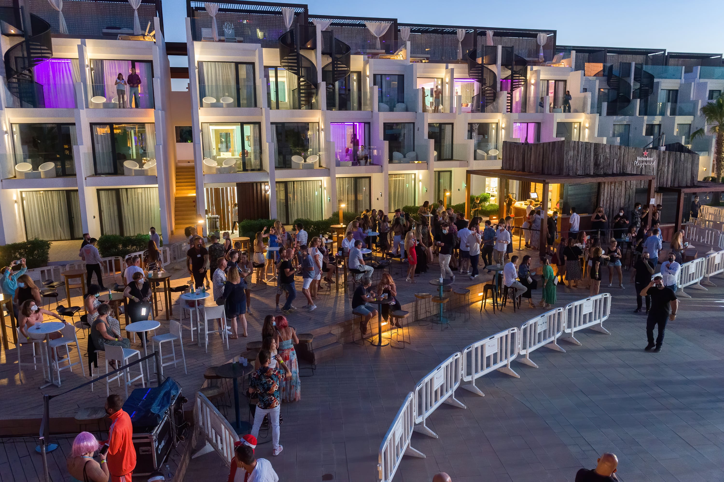 Turistas en el Hard Rock Hotel de Ibiza.
