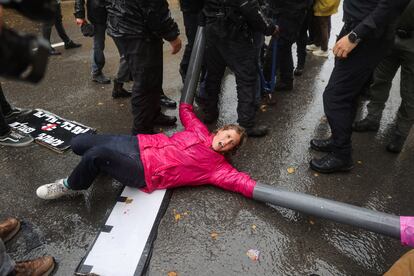 Police tries to separate protesters who tied themeselves with plastic pipes and iron chains outside the Israeli Foreign Ministry in Jerusalem, 14 March 2023.