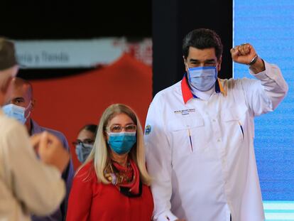 El presidente de Venezuela, Nicolás Maduro, acompañado de la primera dama, Cilia Flores, en Caracas.