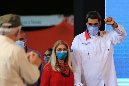 El presidente de Venezuela, Nicolás Maduro, acompañado de la primera dama, Cilia Flores, en Caracas.