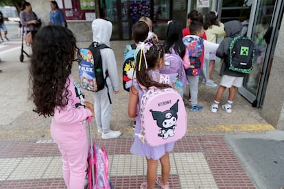 Varios alumnos de primaria esperan entrar en el Colegio público Romo, en Getxo. 