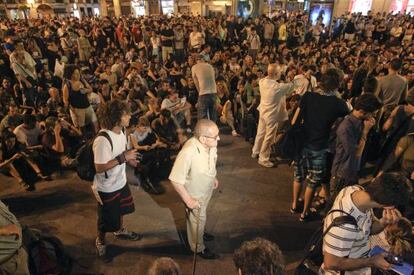 Imagen de la asamblea del Movimiento 15-M celebrada ayer en la Puerta del Sol