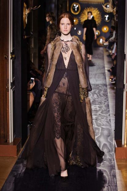 valentino no defrauda en paris con una coleccion sublime