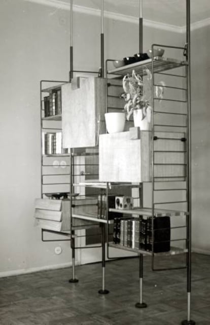 Variante con varillas exentas de la estantería modular de Fernando Ramón Moliner (1958), a la que se podían añadir distintos cuerpos: vitrina, bar, cajones o escritorio, todos de madera. |