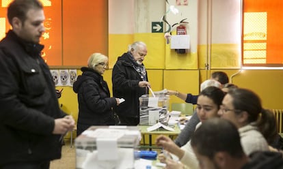 Votantes en las elecciones catalanas de 21 de diciembre