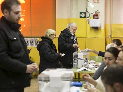 Votantes en las elecciones catalanas de 21 de diciembre