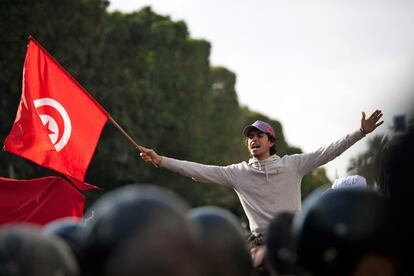 Un joven enarbola la bandera tunecina durante una manifestación contra la Asamblea Constitucional Democrática, el partido al que pertenecía el depuesto presidente Ben Ali.