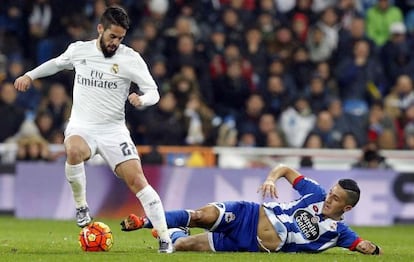 Isco (I), controla el balón ante la entrada de Faycal Fajr