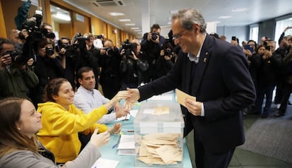 El 'president' Torra ha saludado a su hija, que preside la mesa donde ha votado.