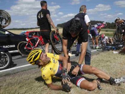 Cancellara, l&iacute;der de la general, tras la ca&iacute;da. 