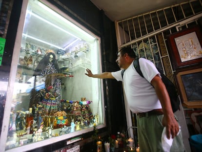 Un hombre contempla una imagen de la Santa Muerte en el barrio de Tepito, en Ciudad de México.