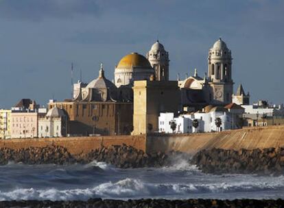 La catedral coronando la Bahía de Cádiz