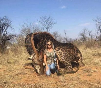 Una de las imágenes de la cazadora estadounidense publicadas la cuenta de Twitter de Africa Digest.
