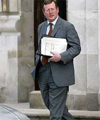David Trimble, a la salida del Parlamento de Stormont.