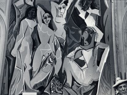 Picasso ante un tapiz de 'Las señoritas de Aviñón', en La Californie (Cannes) en 1966. © Roberto Otero. Museo Picasso Málaga