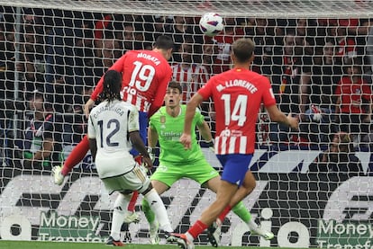 Morata anotando su segundo gol en el derbi madrileño.