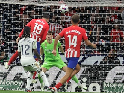 Morata anotando su segundo gol en el derbi madrileño.