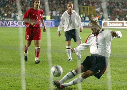 Momento en el que Beckham resbala y lanza alto un penalti.