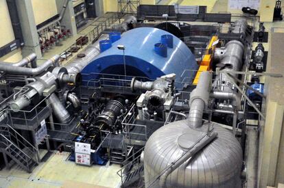 De nuevo en la amplia sala del reactor se puede echar un ojo también a la maquinaria para el cambio del combustible y la sala de turbinas (en la imagen). Aunque recorrer el punto neurálgico de la central resulta fascinante, y seguro (nunca ha estado en funcionamiento), se siente cierto alivio al alejarse de esta zona.