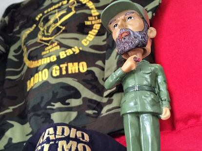 La radio de la base de Guant&aacute;namo vende mu&ntilde;ecos y camisetas con Fidel Castro de protagonista