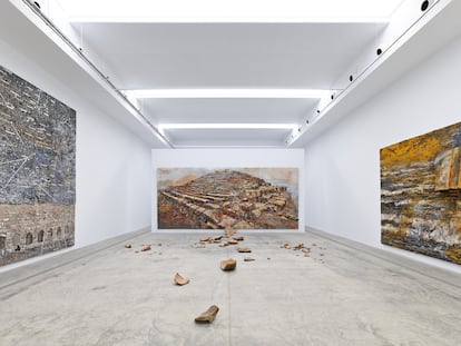 Planta cuenta con una serie de pabellones que contienen instalaciones de gran formato firmadas por artistas internacionales, como esta de Anselm Kiefer.