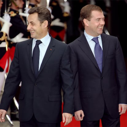 Los presidentes francés, Nicolas Sarkozy (izquierda), y ruso, Dmitri Medvédev, ayer en Niza.