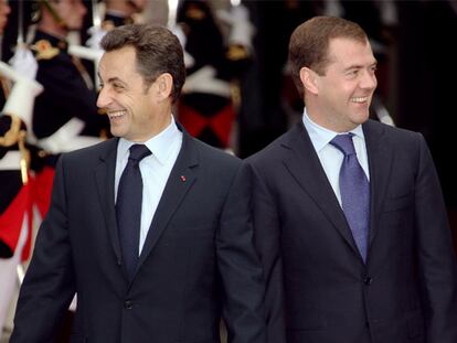 Los presidentes francés, Nicolas Sarkozy (izquierda), y ruso, Dmitri Medvédev, ayer en Niza.
