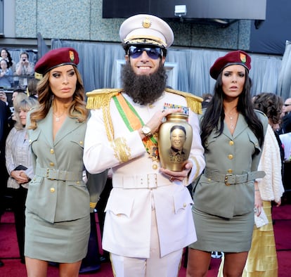 Sacha Baron Cohen, caracterizado como su personaje de la película 'El dictador', el 26 de febrero de 2012, en la alfombra roja de los Oscar.