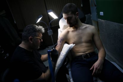 El tatuador Rasteu realiza un tatuaje en uno de los centros de tatuajes