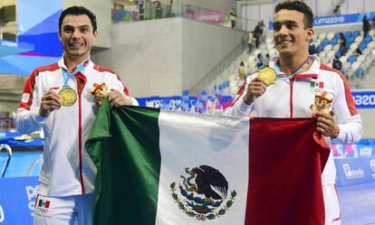 Los clavadistas mexicanos Yahel Castillo y Juan Manuel Celaya.