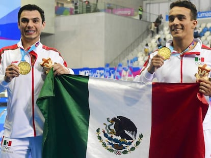 Los clavadistas mexicanos Yahel Castillo y Juan Manuel Celaya.